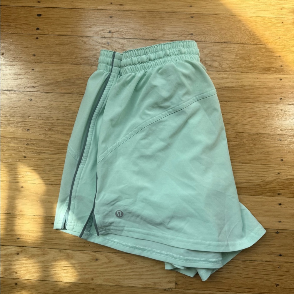 Lululemon Hotty Hot Low-Rise Lined Shorts 4” Mint Green Size 4